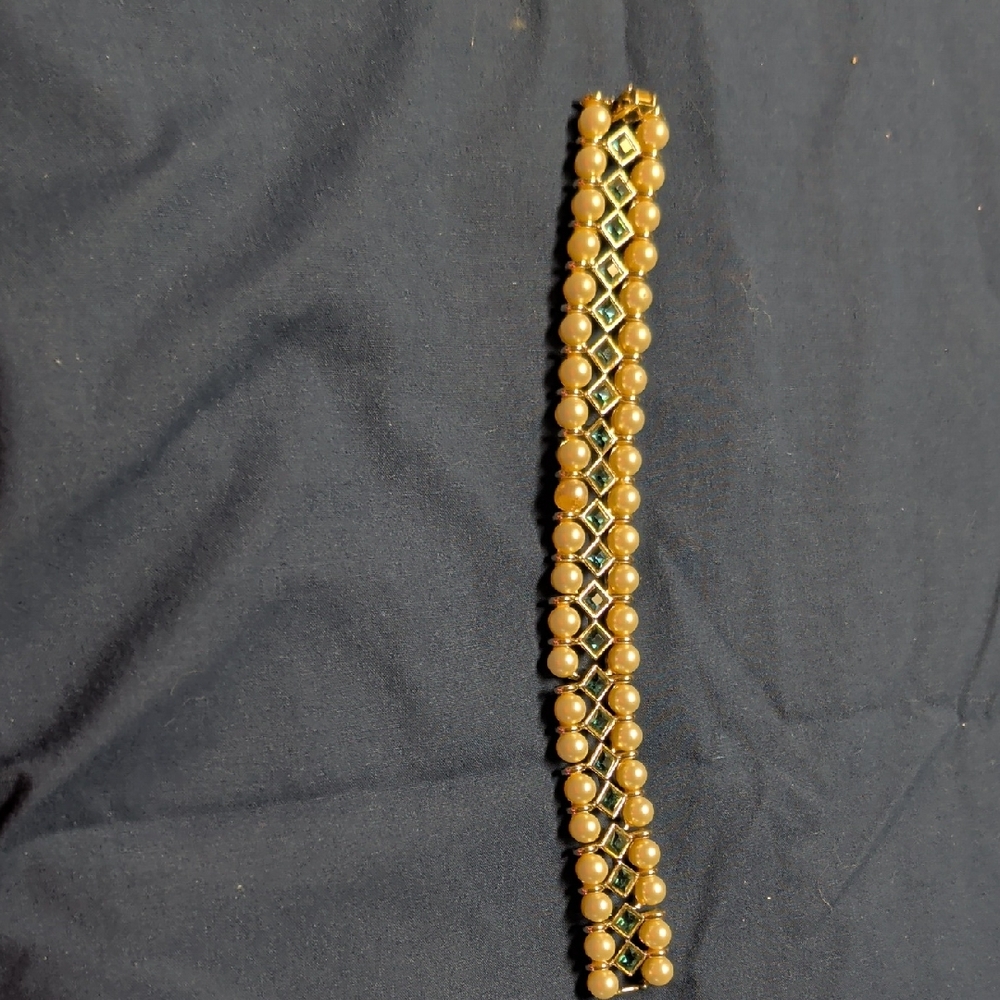 Elegant Pearl and Green Beaded Bracelet